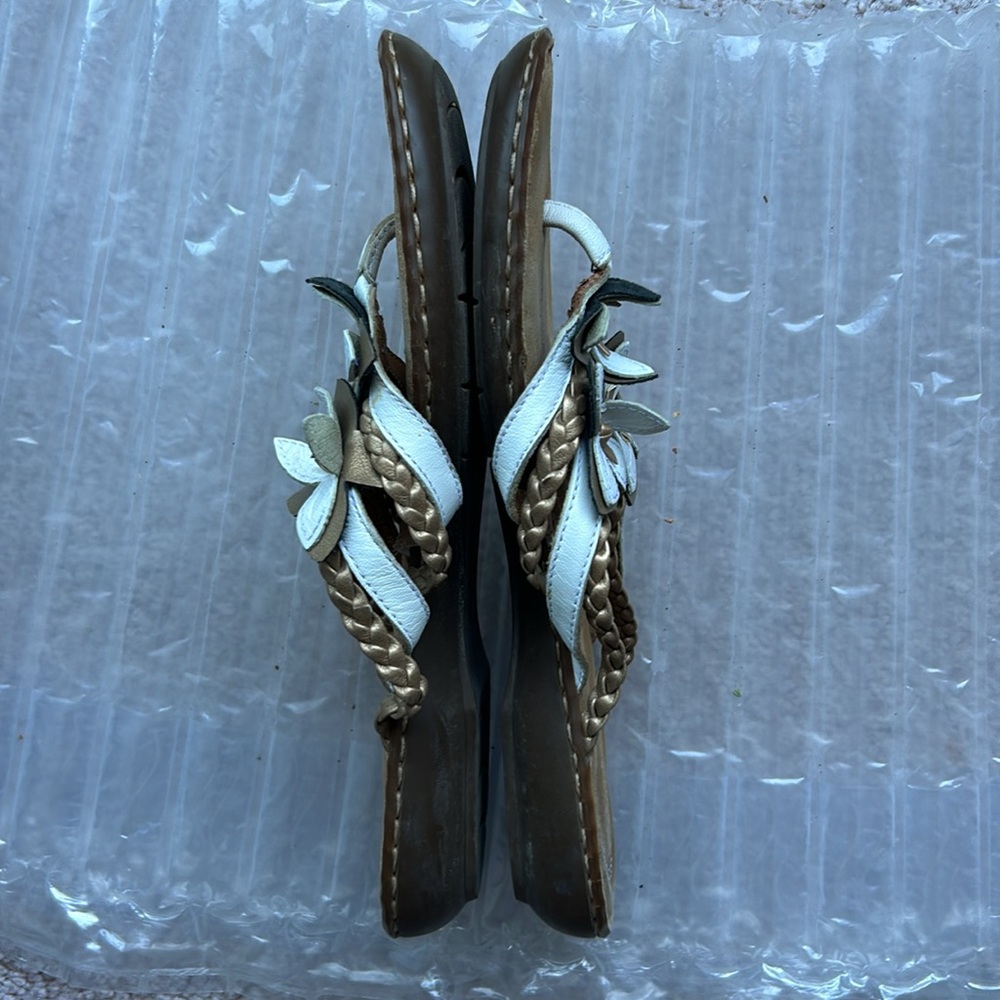 Clark’s Artisan white floral designed all leather sandals with comfort soles. - Picture 2 of 5